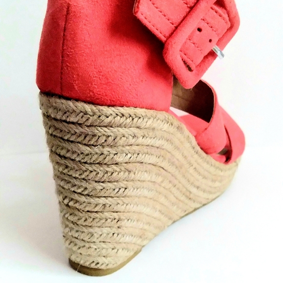 Coral Wedge, ankle adjustable buckle for closure - Picture 5 of 5